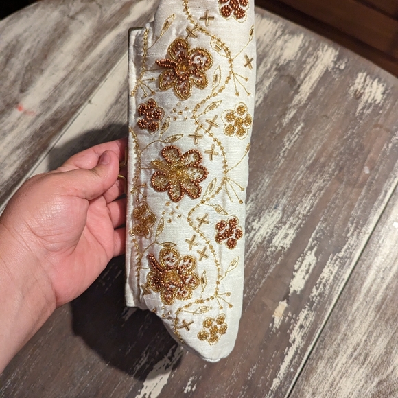 Vintage beaded clutch white linen and gold beads - Picture 8 of 15